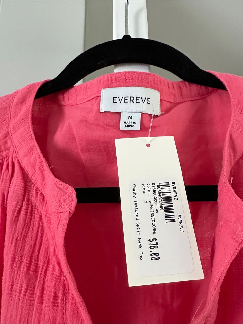 Evereve Shelby Textured Split Neck Top NWT - Picture 3 of 7